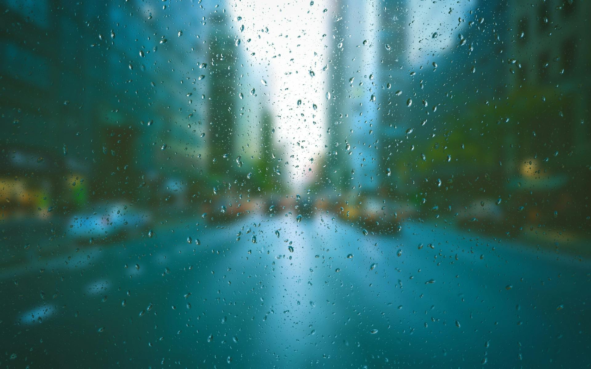 Blick auf Stadt durch verregnetes Fenster